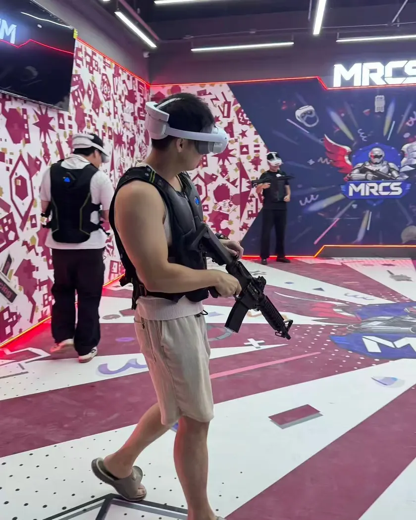 体验者在芜湖超级全感剧场参加MRCS项目的现场照片